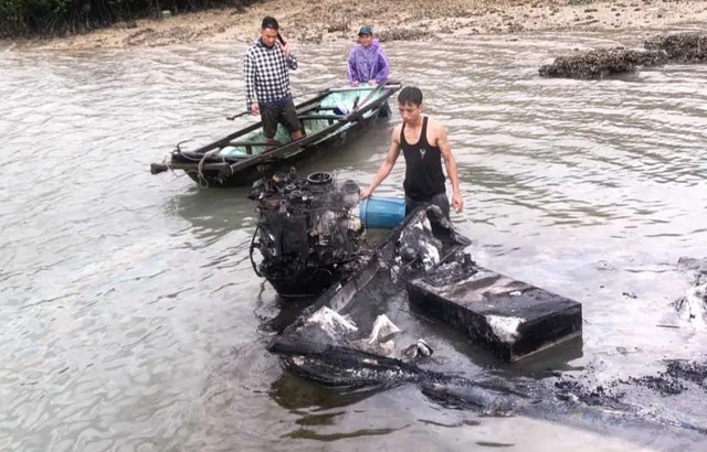 Sau vụ cháy, chiếc xuồng bị ngọn lửa thiêu rụi hoàn toàn. Sau vụ cháy, chiếc xuồng bị ngọn lửa thiêu rụi hoàn toàn.