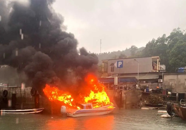 Vụ cháy nổ xuồng cao tốc khiến 4 người bị thương Vụ cháy nổ xuồng cao tốc khiến 4 người bị thương