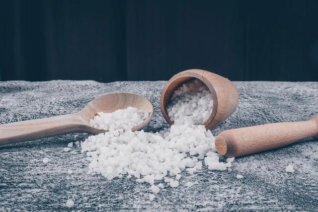 Ăn quá nhiều muối làm tăng nguy cơ ung thư. Ảnh Freepik