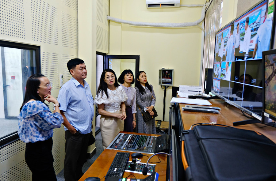 Đoàn công tác của Báo Gia Lai thăm Phòng ghi hình Báo Lâm Đồng điện tử.