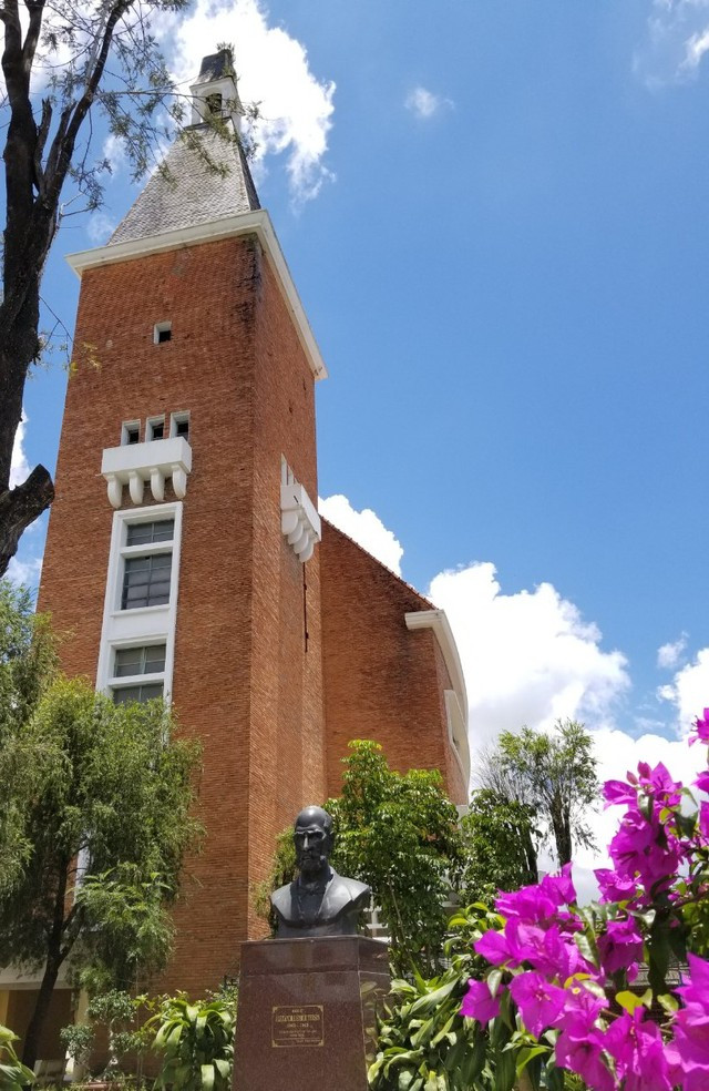 Kiến trúc tháp bút vươn cao độc đáo của Trường cao đẳng Đà Lạt. Ảnh: LÂM VIÊN Kiến trúc tháp bút vươn cao độc đáo của Trường cao đẳng Đà Lạt. Ảnh: LÂM VIÊN