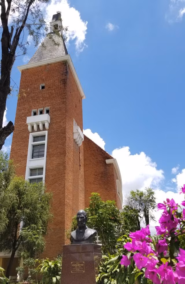 Kiến trúc tháp bút vươn cao độc đáo của Trường cao đẳng Đà Lạt. Ảnh: LÂM VIÊN