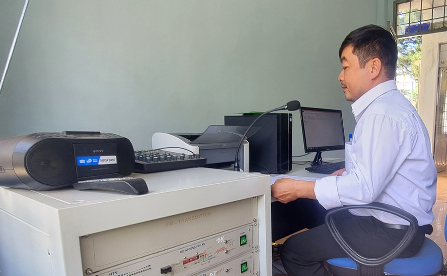 Công chức Văn hóa-Xã hội xã Ia Nhin đọc bản tin trên Đài Truyền thanh xã. Ảnh: Hà Phương Công chức Văn hóa-Xã hội xã Ia Nhin đọc bản tin trên Đài Truyền thanh xã. Ảnh: Hà Phương
