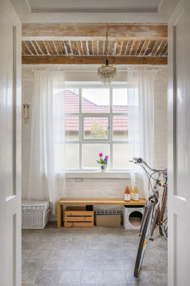 Không gian phòng ngủ luôn ngập tràn ánh sáng tự nhiên nhờ chiếc cửa sổ rộng, kết hợp với rèm màu trắng.