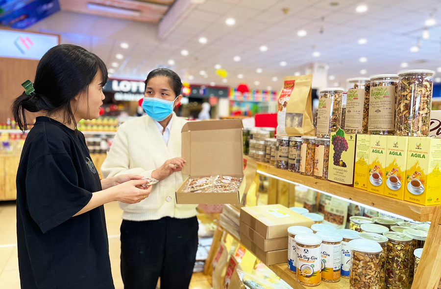 Sản phẩm từ granola được các cơ sở ở Gia Lai sản xuất rất phong phú từ hạt đóng hộp đến các loại bánh. Ảnh: V.T