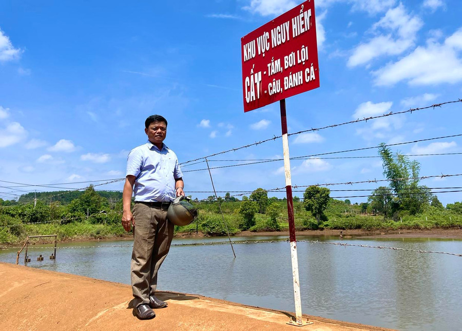 Cán bộ xã Hnol (huyện Đak Đoa) kiểm tra, rà soát các điểm có nguy cơ xảy ra tai nạn đuối nước ở trẻ em để cắm các biển cảnh báo, rào chắn lại. Ảnh: M.P Cán bộ xã Hnol (huyện Đak Đoa) kiểm tra, rà soát các điểm có nguy cơ xảy ra tai nạn đuối nước ở trẻ em để cắm các biển cảnh báo, rào chắn lại. Ảnh: M.P