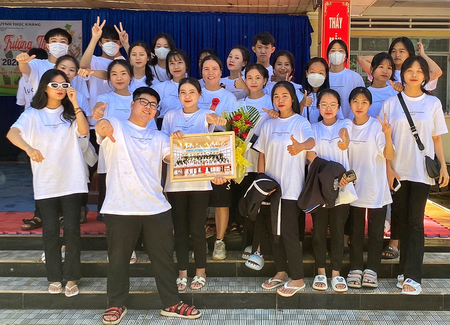 Cô giáo Đinh Thị Thanh Thúy (đính hoa đỏ trên ngực) chụp hình kỷ niệm cùng học trò. Ảnh: H.N