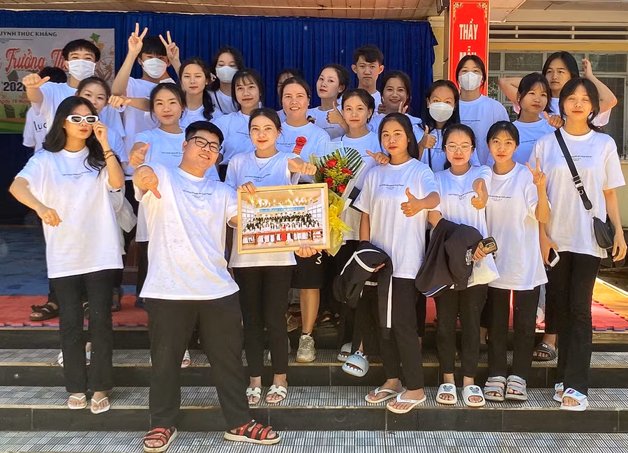 Cô giáo Đinh Thị Thanh Thúy (đính hoa đỏ trên ngực) chụp hình kỷ niệm cùng học trò. Ảnh: H.N