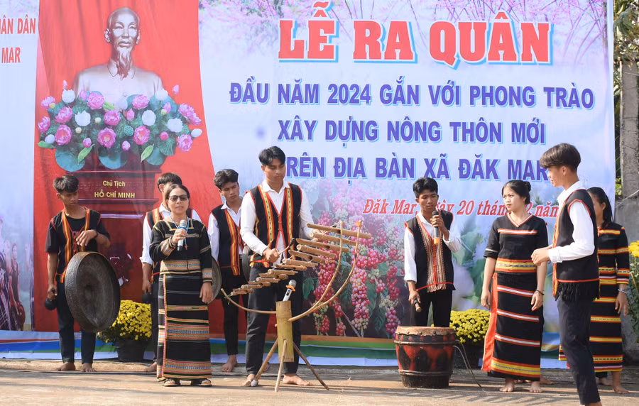 Tiết mục của đội cồng chiêng thôn Kon Klốc đã chạm đến trái tim của người xem. Ảnh: H.T