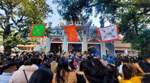 Trên đường Quảng An còn có những di tích văn hóa nổi tiếng, chẳng hạn phủ Tây Hồ