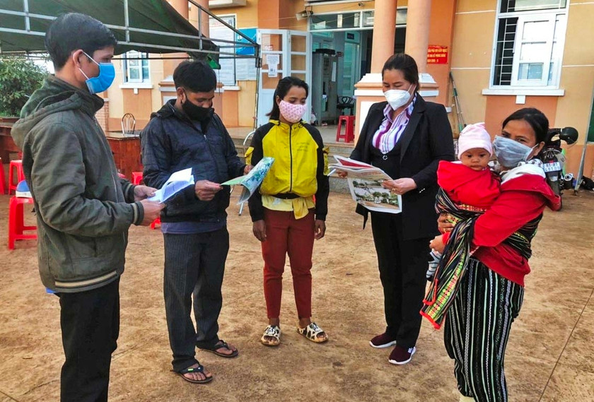 Cán bộ xã Ia Sao (huyện Ia Grai) tuyên truyền người dân thực hiện chính sách dân số, kế hoạch hóa gia đình. Ảnh: Hà Tây Cán bộ xã Ia Sao (huyện Ia Grai) tuyên truyền người dân thực hiện chính sách dân số, kế hoạch hóa gia đình. Ảnh: Hà Tây