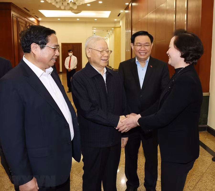 Tổng Bí thư Nguyễn Phú Trọng với các lãnh đạo Đảng, Nhà nước và thành viên Tiểu ban Nhân sự tham dự phiên họp. (Ảnh: Trí Dũng/TTXVN)