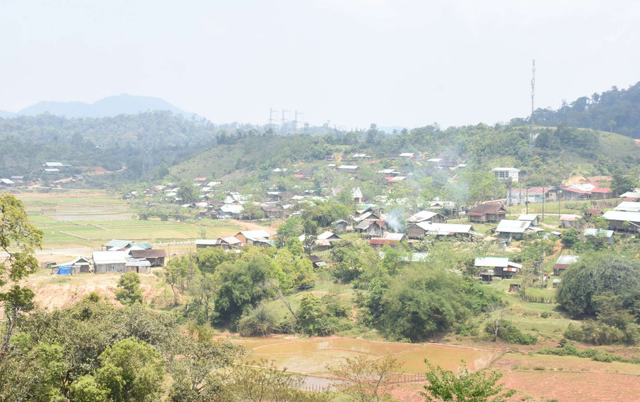 Ngôi làng nằm dọc Quốc lộ 24. Ảnh: P.N Ngôi làng nằm dọc Quốc lộ 24. Ảnh: P.N