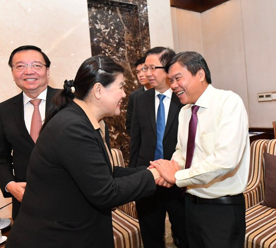 Phó trưởng Ban Tuyên huấn Trung ương Đảng Nhân dân Cách mạng Lào Vilavone Phanthavong trao đổi với Tổng Biên tập Báo Sài Gòn Giải Phóng Tăng Hữu Phong. Ảnh: VIỆT DŨNG Phó trưởng Ban Tuyên huấn Trung ương Đảng Nhân dân Cách mạng Lào Vilavone Phanthavong trao đổi với Tổng Biên tập Báo Sài Gòn Giải Phóng Tăng Hữu Phong. Ảnh: VIỆT DŨNG