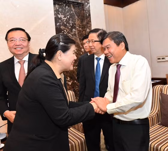 Phó trưởng Ban Tuyên huấn Trung ương Đảng Nhân dân Cách mạng Lào Vilavone Phanthavong trao đổi với Tổng Biên tập Báo Sài Gòn Giải Phóng Tăng Hữu Phong. Ảnh: VIỆT DŨNG