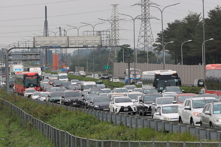 Tình hình ùn, tắc giao thông vẫn diễn biến phức tạp trên các trục chính, các đầu mối giao thông quan trọng của Hà Nội. (Ảnh: Hoài Nam/Vietnam+) Tình hình ùn, tắc giao thông vẫn diễn biến phức tạp trên các trục chính, các đầu mối giao thông quan trọng của Hà Nội. (Ảnh: Hoài Nam/Vietnam+)