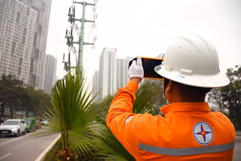 Nhân viên EVN kiểm tra vận hành các thiết bị điện.