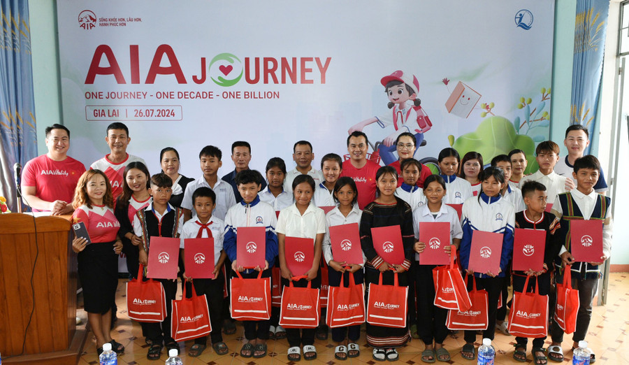 Tại buổi lễ, AIA Việt Nam đã trao các phần quà với tổng giá trị 32 triệu đồng cho các trẻ em có hoàn cảnh khó khăn trên địa bàn tỉnh Gia Lai. Ảnh: P.V Tại buổi lễ, AIA Việt Nam đã trao các phần quà với tổng giá trị 32 triệu đồng cho các trẻ em có hoàn cảnh khó khăn trên địa bàn tỉnh Gia Lai. Ảnh: P.V