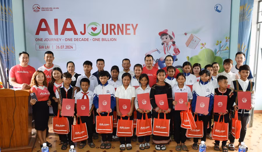 Tại buổi lễ, AIA Việt Nam đã trao các phần quà với tổng giá trị 32 triệu đồng cho các trẻ em có hoàn cảnh khó khăn trên địa bàn tỉnh Gia Lai. Ảnh: P.V