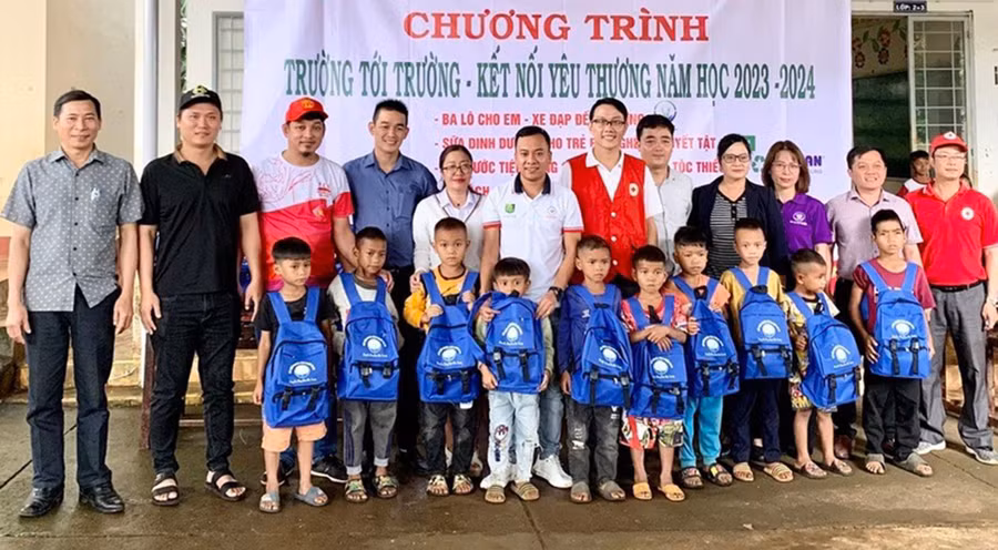 Hội Thiện nguyện nông nghiệp Gia Lai tặng quà cho các học sinh ở huyện Mang Yang. Ảnh: Nhật Phụng