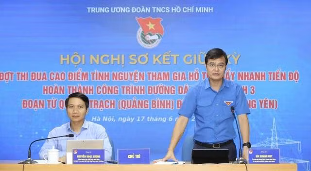 Anh Bùi Quang Huy và anh Nguyễn Ngọc Lương chủ trì hội nghị. Ảnh: BẢO ANH