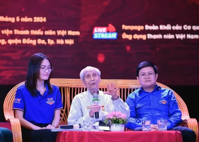 Cụ Nguyễn Công Dinh nhắn gửi thế hệ trẻ tại chương trình. Ảnh: XUÂN TÙNG