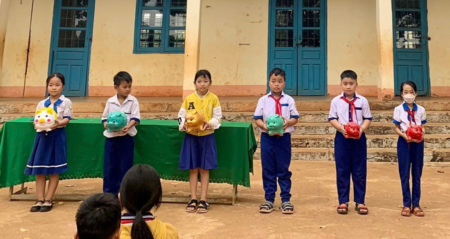 Mô hình nuôi heo đất được triển khai tại Liên đội Trường Tiểu học Trần Quốc Tuấn (xã Ia Krêl, huyện Đức Cơ). Ảnh: Minh Nhật Mô hình nuôi heo đất được triển khai tại Liên đội Trường Tiểu học Trần Quốc Tuấn (xã Ia Krêl, huyện Đức Cơ). Ảnh: Minh Nhật