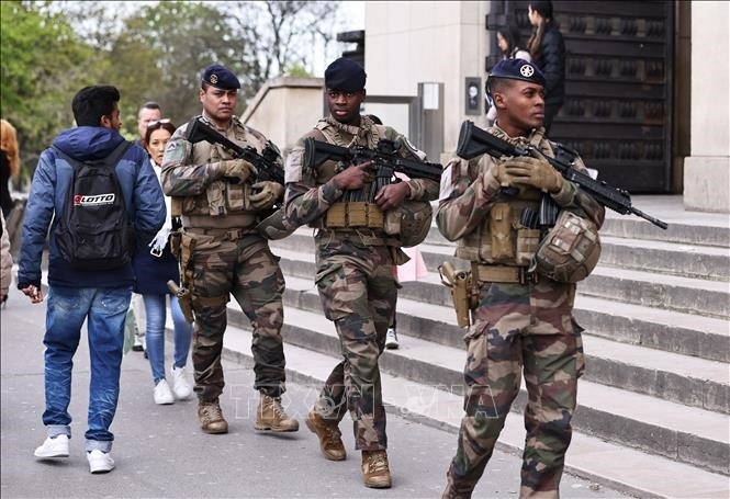 Binh sĩ Pháp tuần tra tại thủ đô Paris ngày 25-3. Ảnh TTXVN Binh sĩ Pháp tuần tra tại thủ đô Paris ngày 25-3. Ảnh TTXVN