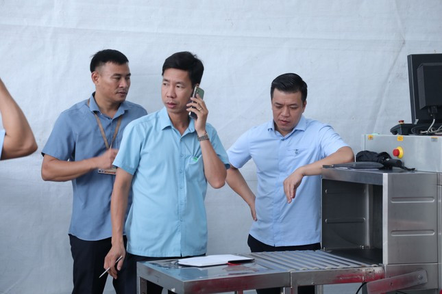 Khu vực kiểm tra an ninh được kiểm soát chặt chẽ. Khu vực kiểm tra an ninh được kiểm soát chặt chẽ.