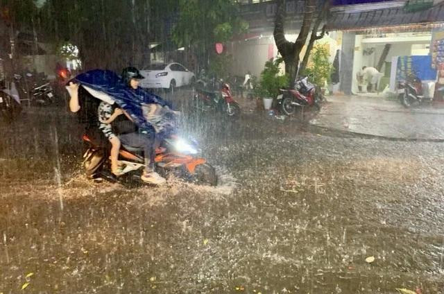 Vùng áp thấp suy yếu từ áp thấp nhiệt đới trên Biển Đông tiếp tục gây mưa lớn ở nhiều nơi. Ảnh PHAN HẬU