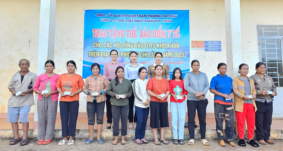 Trao tặng thẻ BHYT cho các hộ khó khăn là đồng bào dân tộc thiểu số. Ảnh: Bá Bính