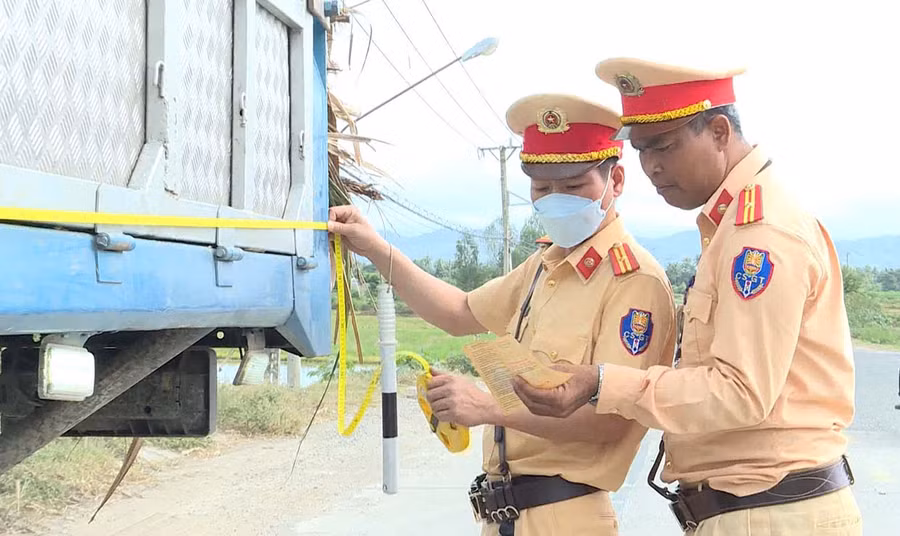 Lực lượng Cảnh sát Giao thông-Trật tự (Công an thị xã Ayun Pa) đo kích thước thùng xe tải chở mía. Ảnh: T.D