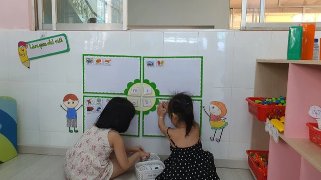 Trẻ làm quen chữ viết thông qua các trò chơi, hoạt động ở trường mầm non. Ảnh: THÚY HẰNG Trẻ làm quen chữ viết thông qua các trò chơi, hoạt động ở trường mầm non. Ảnh: THÚY HẰNG