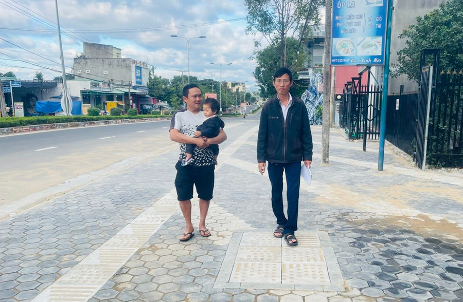 Sau khi được mở rộng và lát gạch đồng bộ, vỉa hè đường Nguyễn Huệ (phường Đoàn Kết) khang trang, sạch đẹp hơn. Ảnh: V.C Sau khi được mở rộng và lát gạch đồng bộ, vỉa hè đường Nguyễn Huệ (phường Đoàn Kết) khang trang, sạch đẹp hơn. Ảnh: V.C