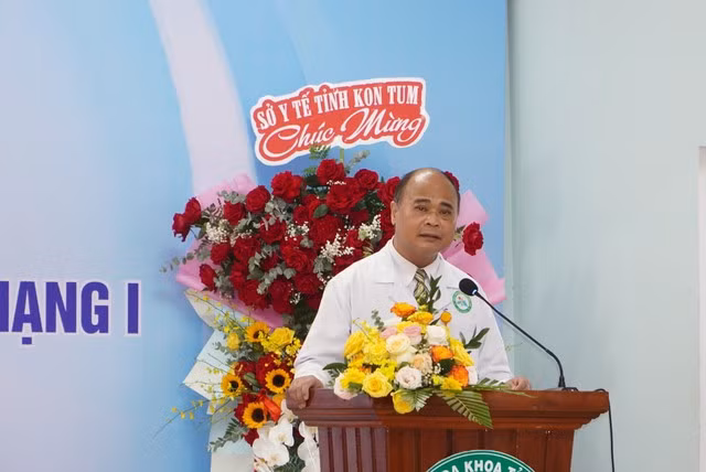 Bác sĩ Võ Văn Thiện, Giám đốc Bệnh viện đa khoa tỉnh Kon Tum, phát biểu tại buổi lễ.