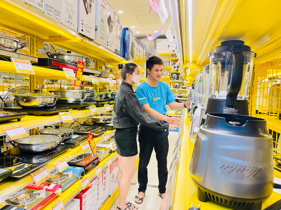 Thái độ phục vụ của nhân viên siêu thị là yếu tố giúp tăng sự hài lòng, xây dựng mối quan hệ tốt hơn với khách hàng. Ảnh: V.T Thái độ phục vụ của nhân viên siêu thị là yếu tố giúp tăng sự hài lòng, xây dựng mối quan hệ tốt hơn với khách hàng. Ảnh: V.T