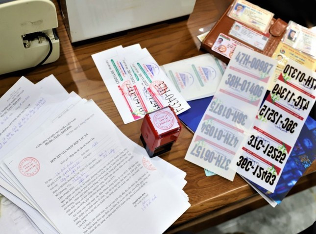 Các nhãn biển số xe, giấy tờ liên quan để các đối tượng thực hiện hành vi phạm tội. Các nhãn biển số xe, giấy tờ liên quan để các đối tượng thực hiện hành vi phạm tội.