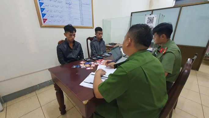 Chiếm đoạt hơn 5 tỉ đồng bằng chiêu lừa cho vay tiền qua ví điện tử - Ảnh 1. 2 đối tượng lừa đảo, chiếm đoạt hơn 5 tỉ đồng qua mạng