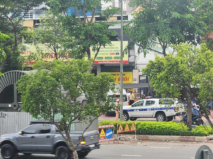 NÓNG: Công an TP HCM đang kiểm tra trụ sở chính nhà xe Thành Bưởi - Ảnh 3. Văn phòng nhà xe Thành Bưởi ở quận Bình Thạnh cũng bị kiểm tra