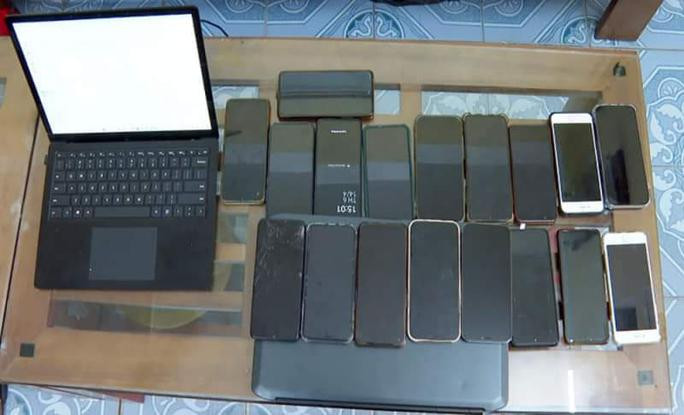 Tang vật thu giữ của các đối tượng trong đường dây cờ bạc này. Tang vật thu giữ của các đối tượng trong đường dây cờ bạc này.