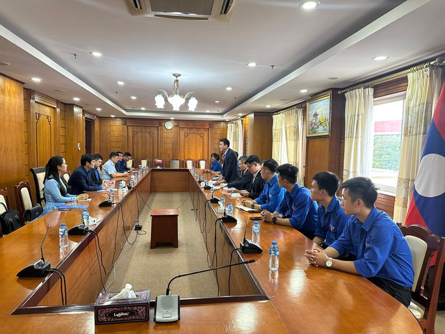 Anh Bùi Quang Huy hội đàm với Bí thư T.Ư Đoàn Thanh niên NDCM Lào. - Ảnh 4. Đoàn đại biểu cấp cao T.Ư Đoàn làm việc với Ban Cán sự Đoàn tại Lào. Ảnh: BTC