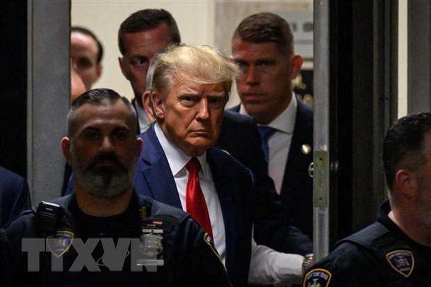 Cựu Tổng thống Mỹ Donald Trump (giữa) tại Tòa án Manhattan ở New York, Mỹ ngày 4/4/2023. (Ảnh: AFP/TTXVN)