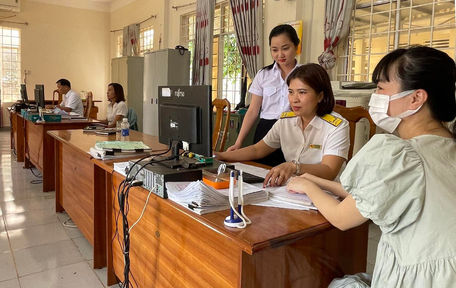 Chi cục Thuế huyện Đức Cơ đôn đốc, hướng dẫn người dân nộp tiền sử dụng đất ghi nợ đúng hạn, đảm bảo nguồn thu cho ngân sách. Ảnh: H.B