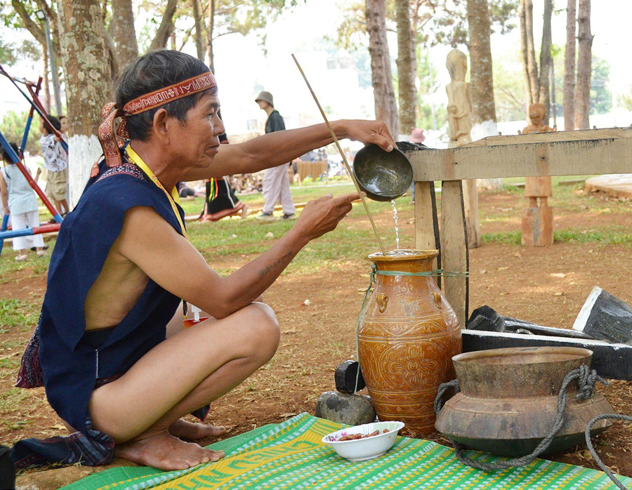 Già làng Đinh Vút (xã Yang Bắc, huyện Đak Pơ) đổ nước vào ché rượu. Ảnh: X.T Già làng Đinh Vút (xã Yang Bắc, huyện Đak Pơ) đổ nước vào ché rượu. Ảnh: X.T