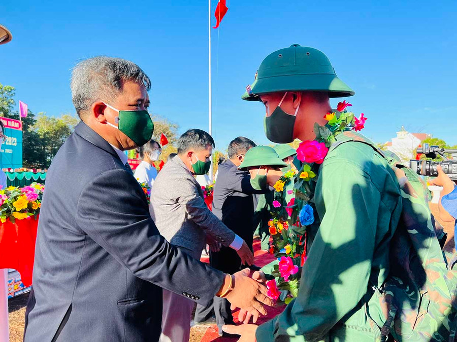 Đồng chí Hồ Văn Điềm (bìa trái)-Chủ tịch Ủy ban MTTQ Việt Nam tỉnh Gia Lai động viên các tân binh trước khi lên đường nhập ngũ. Ảnh: Phan Lài Đồng chí Hồ Văn Điềm (bìa trái)-Chủ tịch Ủy ban MTTQ Việt Nam tỉnh Gia Lai động viên các tân binh trước khi lên đường nhập ngũ. Ảnh: Phan Lài