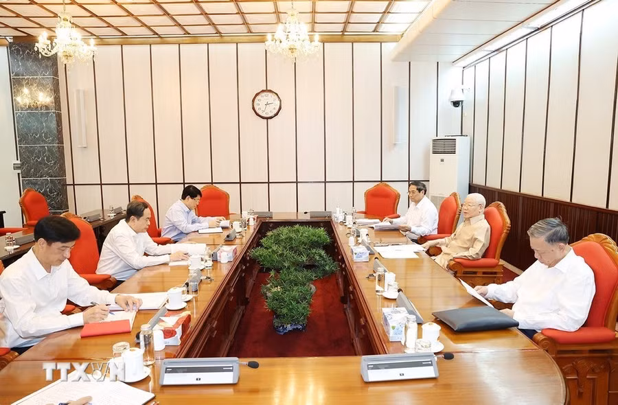 Tổng Bí thư Nguyễn Phú Trọng chủ trì cuộc họp lãnh đạo chủ chốt. (Ảnh: Trí Dũng/TTXVN)