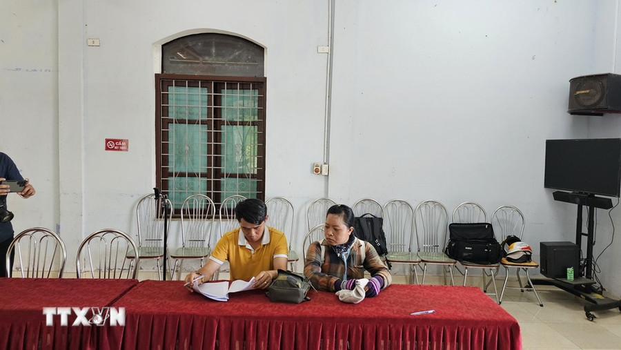 Các đối tượng đưa thông tin sai lệch về ông Lê Anh Tú (Thích Minh Tuệ) làm việc tại Ủy ban Nhân dân xã Hương Thọ. (Ảnh: Mai Trang/TTXVN)