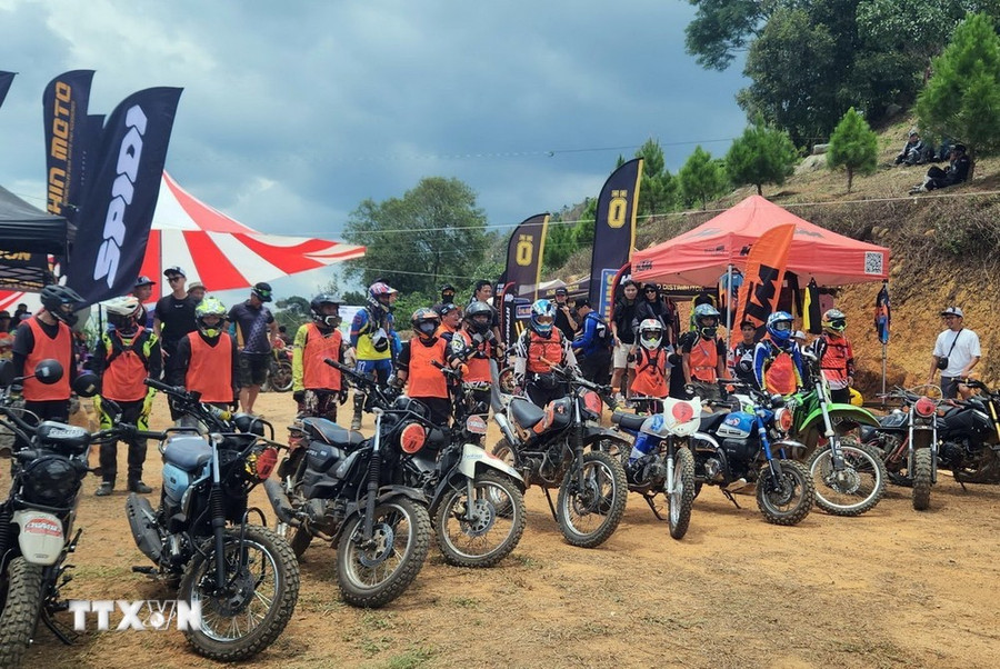 Các tay đua tập trung nơi diễn ra giải đua. (Ảnh: TTXVN phát) Các tay đua tập trung nơi diễn ra giải đua. (Ảnh: TTXVN phát)