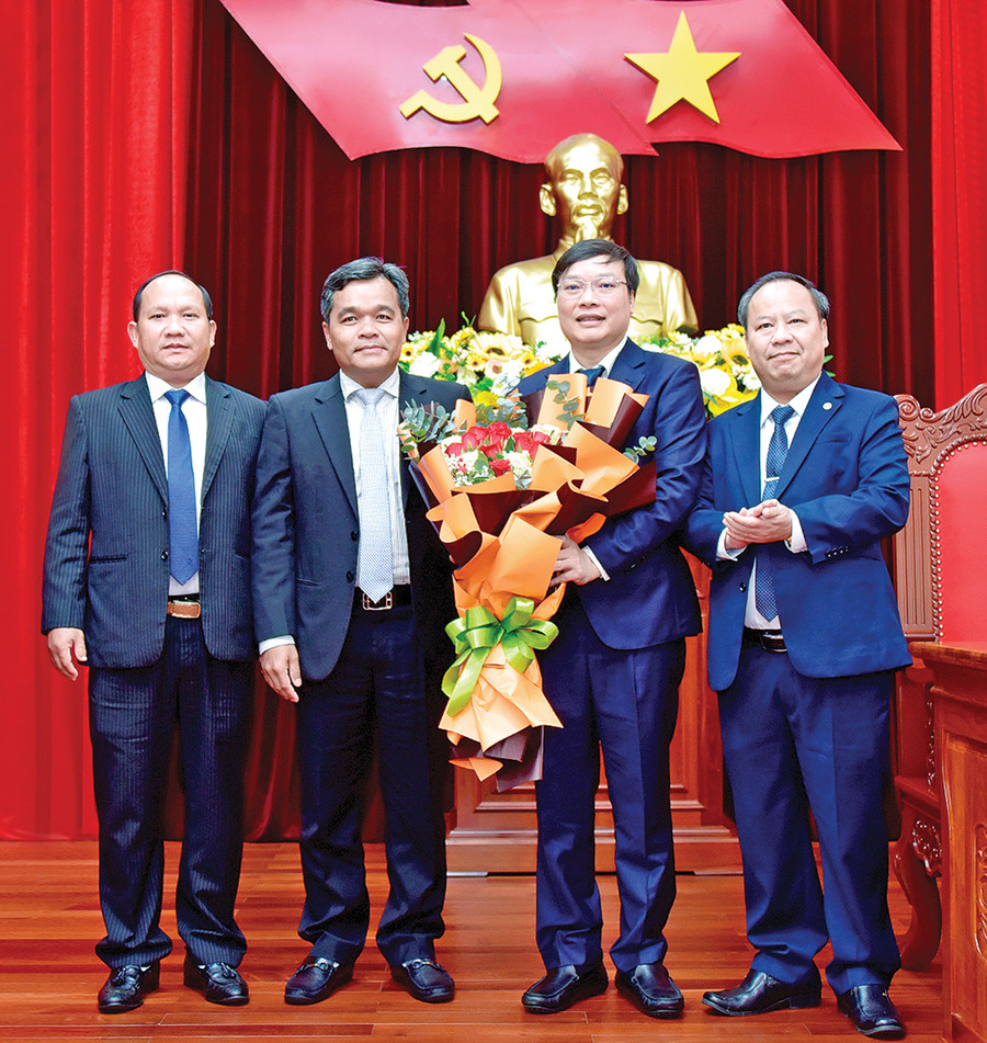 Các đồng chí Thường trực Tỉnh ủy tặng hoa chúc mừng tân Phó Bí thư Tỉnh ủy Trương Hải Long. Ảnh: Đ.T Các đồng chí Thường trực Tỉnh ủy tặng hoa chúc mừng tân Phó Bí thư Tỉnh ủy Trương Hải Long. Ảnh: Đ.T