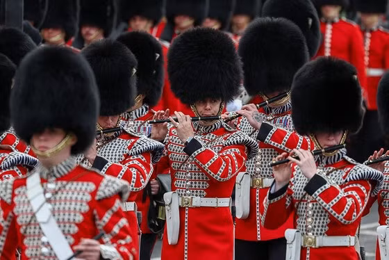 Đội lính Hoàng gia Anh duyệt binh trong lễ đăng quang